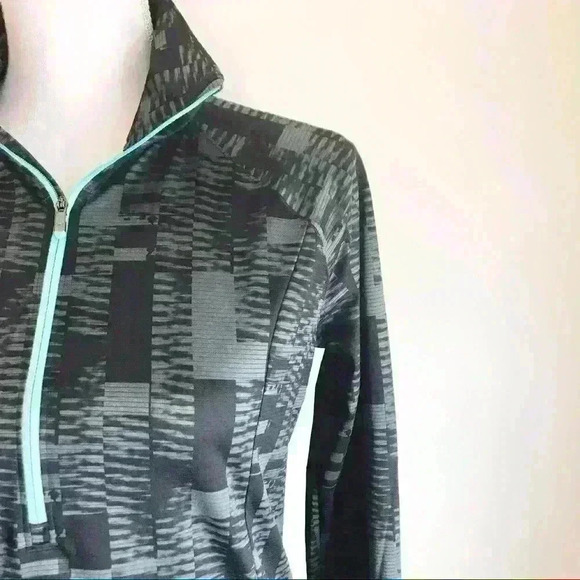 Under Armour Threadborne Run Fitted Half Zip Top Gray Black Color Block - Picture 2 of 7